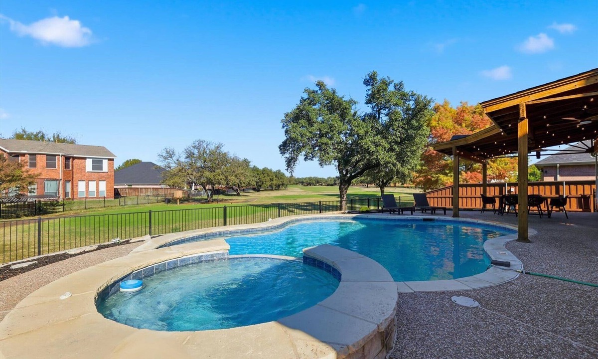 Frisco House | 6BD Luxury Retreat w Backyard & Access Golf Course
