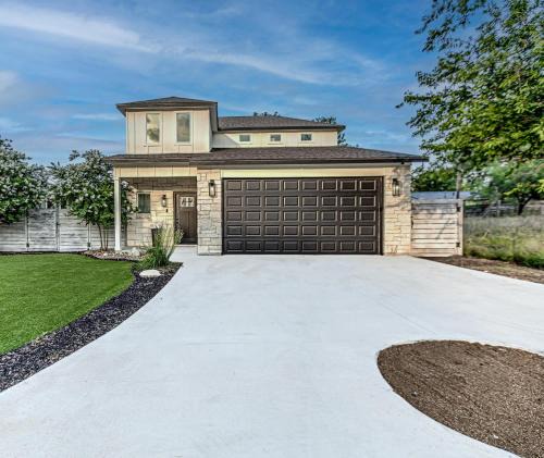 Cottonwood Shores House | 6BD Retreat for 14 with Fire Pit Patio & Lake Access