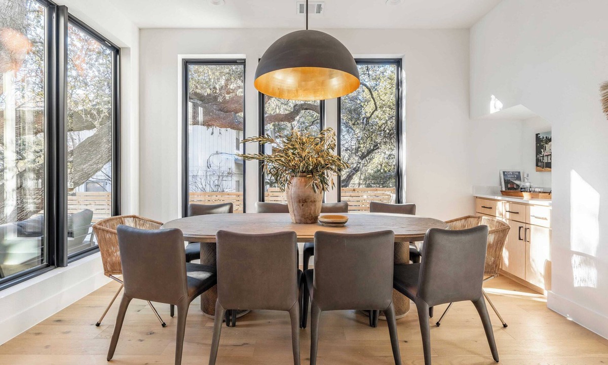Bouldin Cottage | 6bdr Luxe Pool Retreat City Views, Ping Pong, Foosball, Guest House Henley