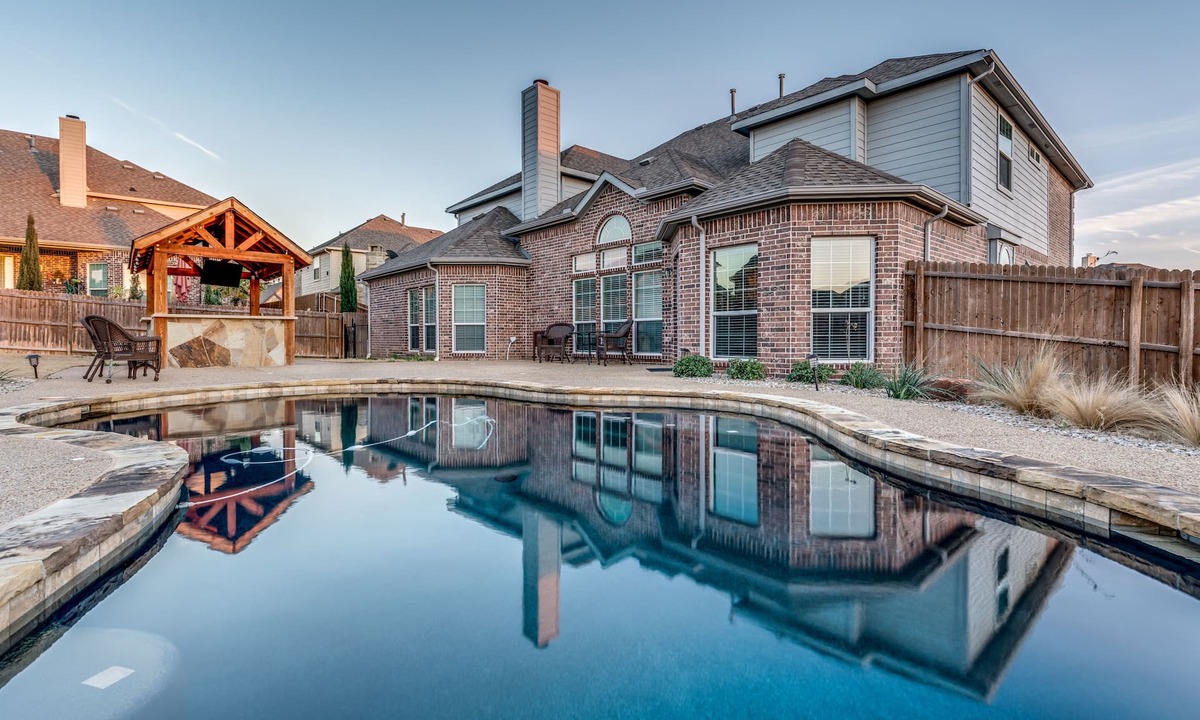 South Arlington House | 6Bdrm 4Bth Pool 3 king sleeps 20