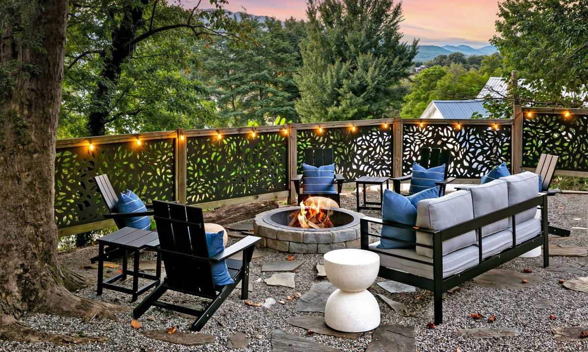 Bryson City House | 6BR/6.5 Mountain Luxury Hot Tub Game Room Town/Mountain Views Walk to Downtown