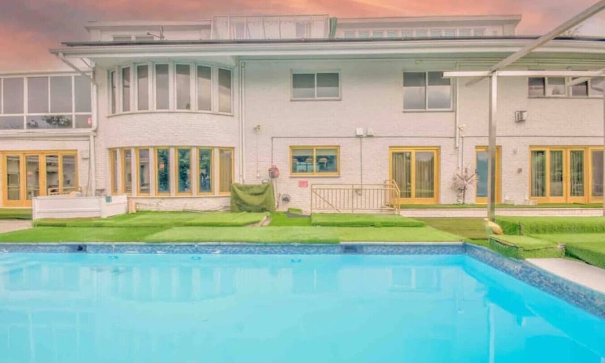 Queens House | 6BR Bayside Home w/Pool + Pool Table