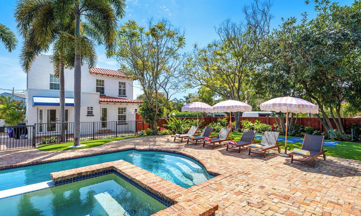 West Palm Beach Villa | 6BR Estate+Heated Pool+Spa+Golf+Courtyard+GameRoom
