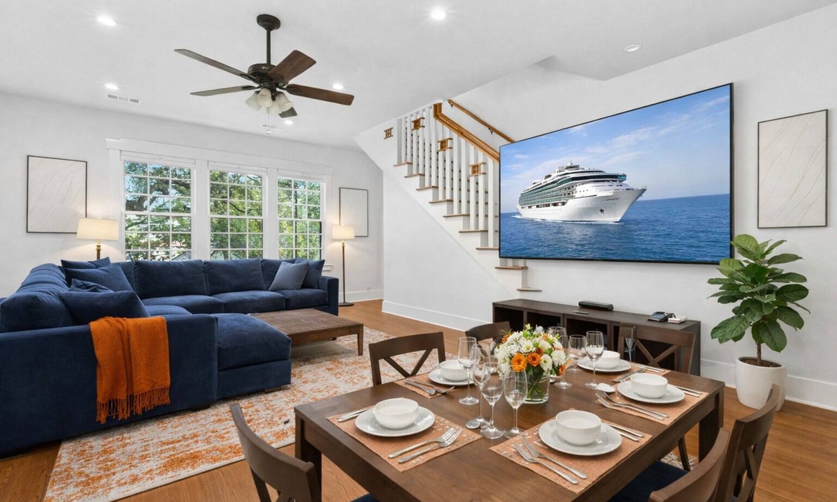 West Campus House | 6BR Family Getaway ❤️ Walk to UT Austin Dining & Entertainment Nearby