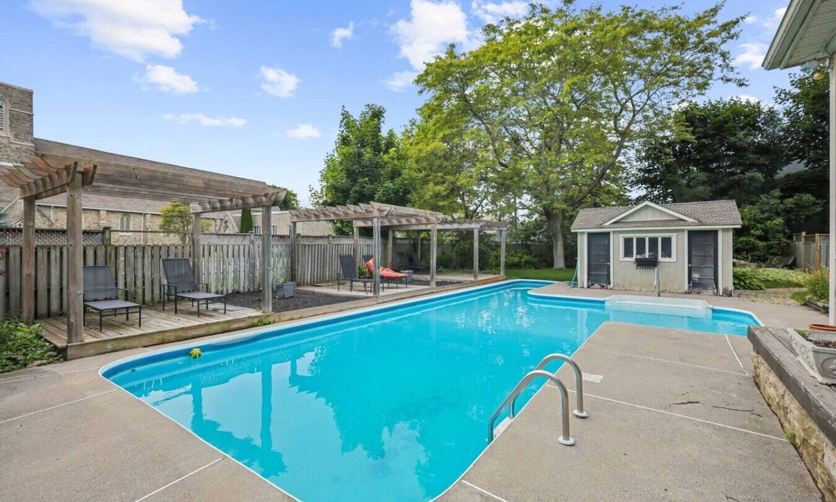 Cobourg House | 6BR | Heated Pool & BBQ | Mins to Beach, Downtown