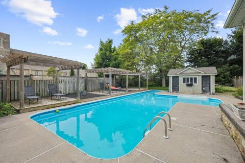 Cobourg House | 6BR house with Heated Pool and BBQ. Mins to Beach and Downtown