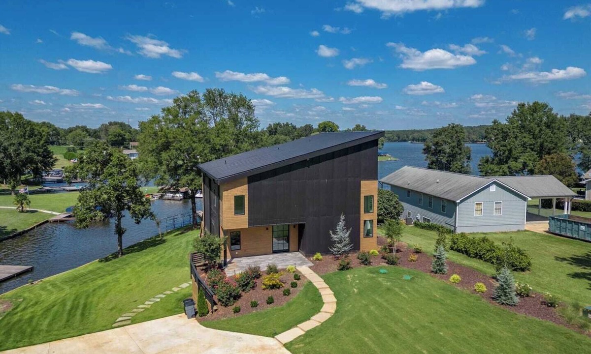 Eatonton House | 6BR Lakefront | Private Dock & Bonfire | Sleeps 12