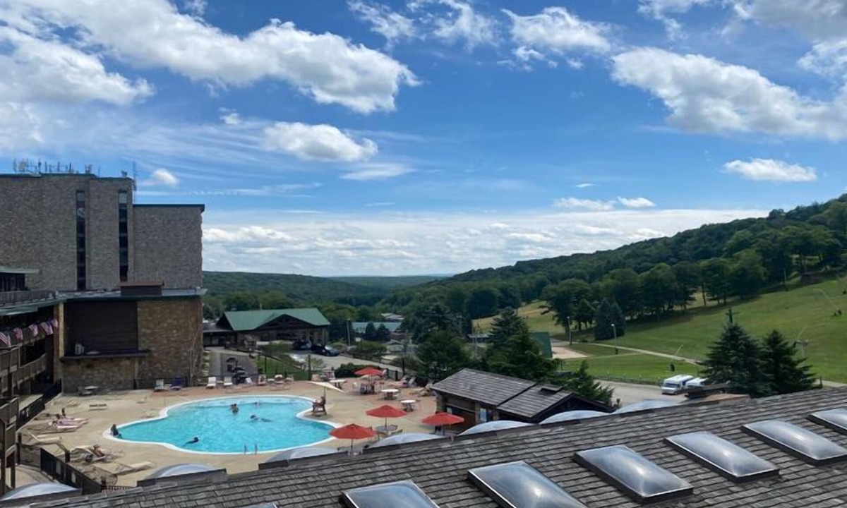 Seven Springs Ski Chalet | 6BR Mountain Chalet with Private Deck | Sleeps 18