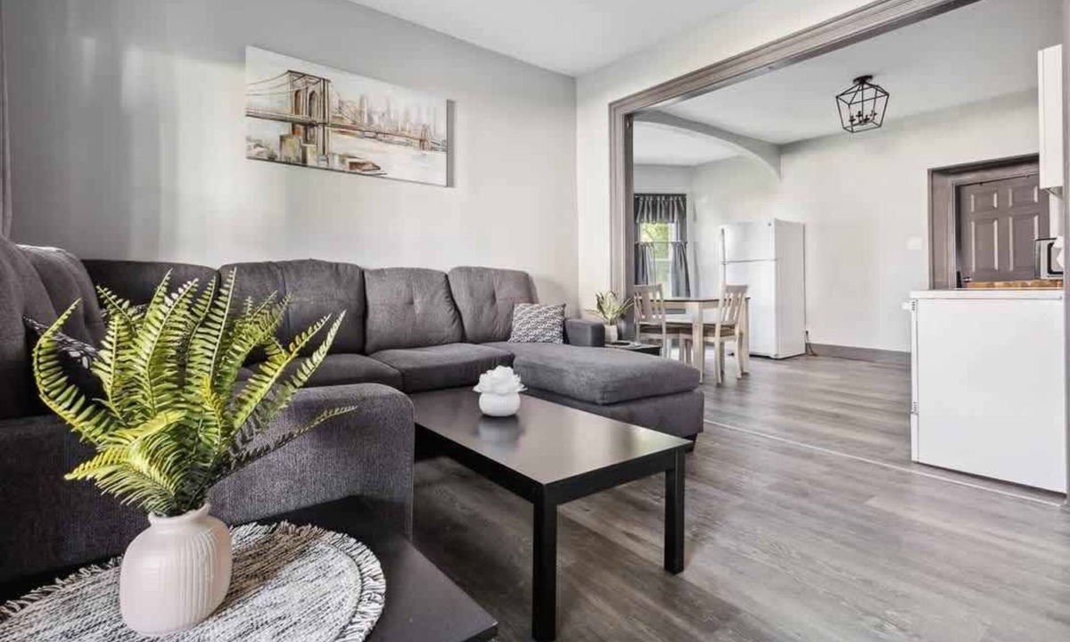 Downtown Niagara Falls House | 6BR Vacation Spot-Minutes to Niagara Falls USA
