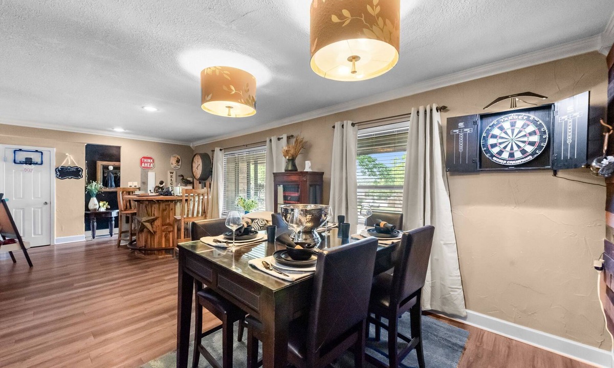West Arlington House | 6mi from AT&T-HEATED POOL-HOT TUB-INDOOR BAR-TOP KITCHEN AMENITIES-SLEEPS 12+