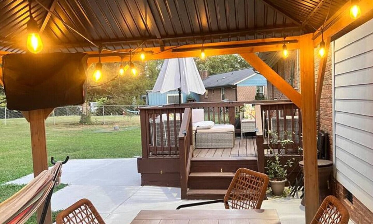 Sunset Road House | 6min to Uptown | Acre + Game Deck| Sleeps 10