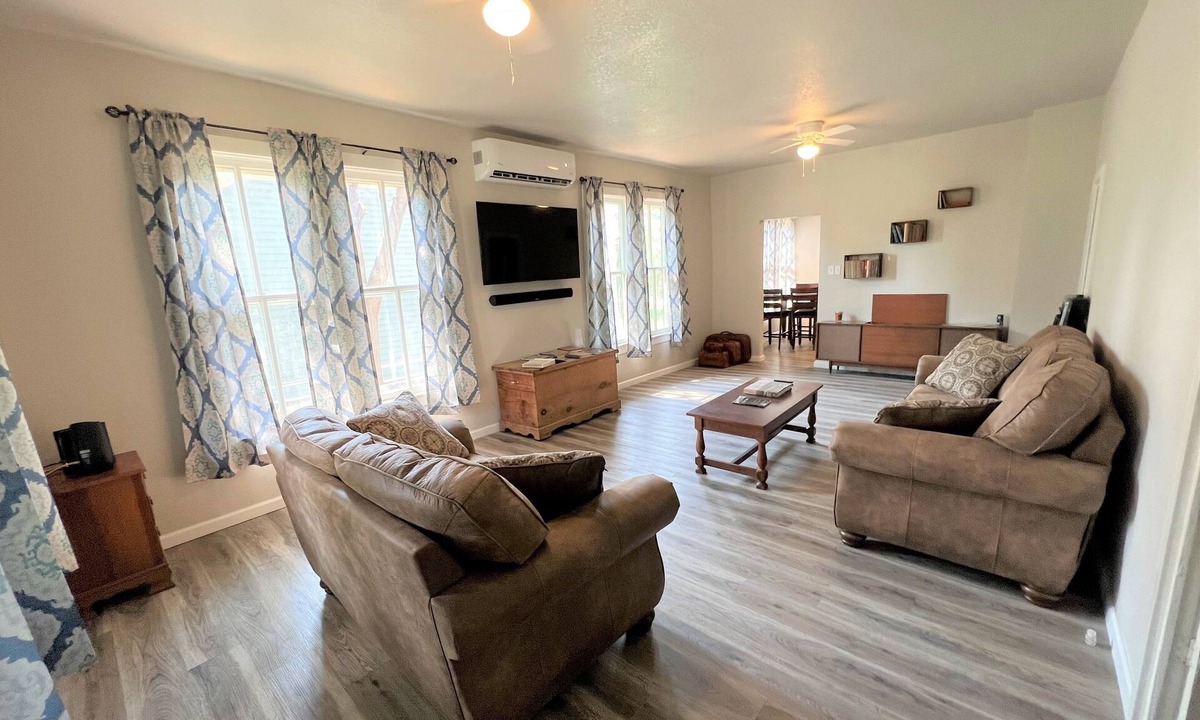 Waco House | 6th Street Retreat- Near Magnolia Silos