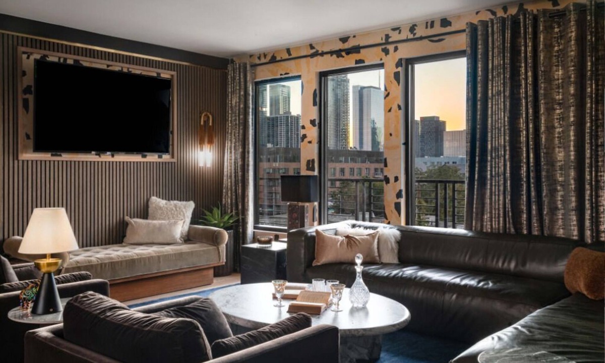 East Cesar Chavez House | 6th Street Suite: 4BR/11Beds - Pool, Roofdeck, Garden Bars, Walk To Everything!