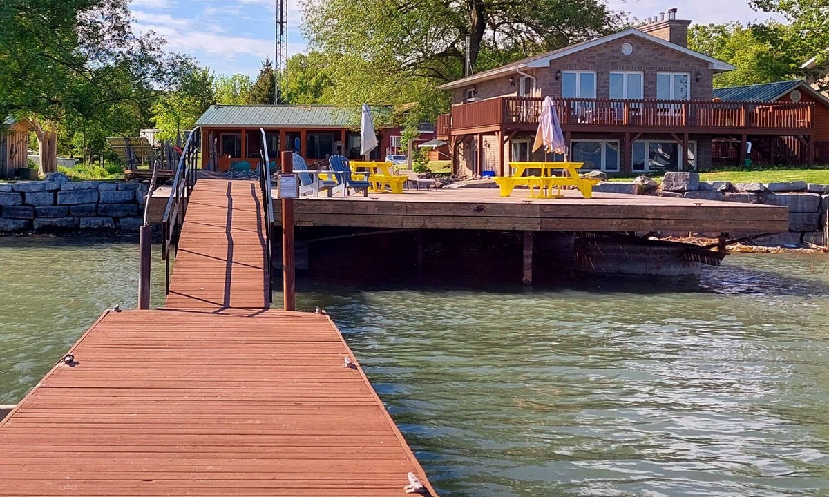 Howe Island Cabin | ☆7 Bdrm. Waterfront HIDEOUT☆ 1000 Islands GETAWAY☆