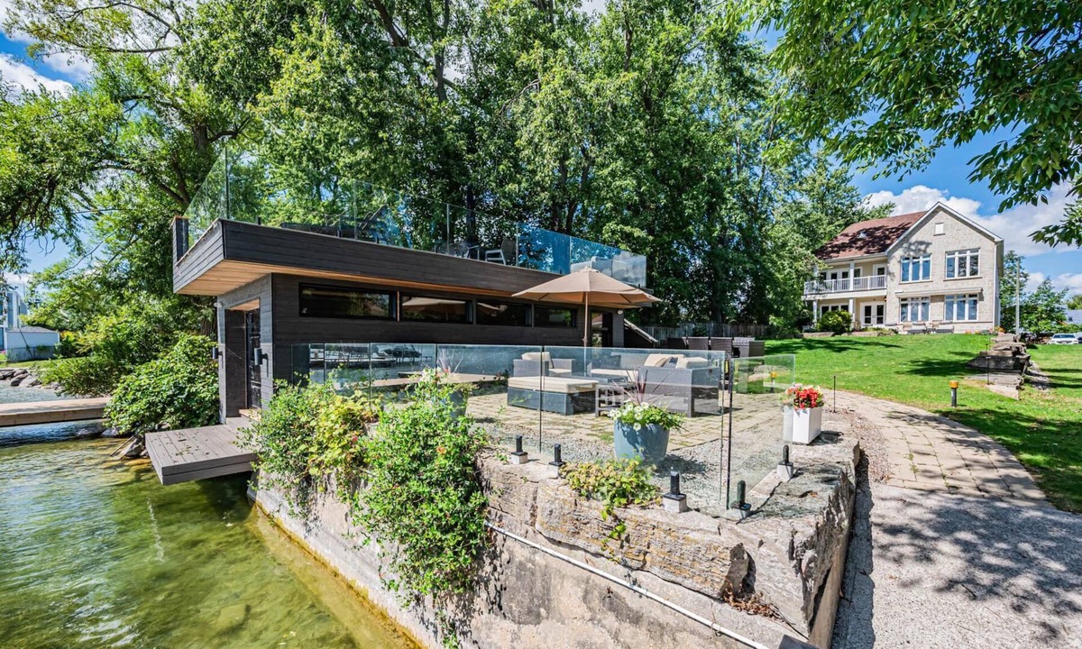 Innisfil House | 7 bed 5 bath Executive Home on Lake Simcoe