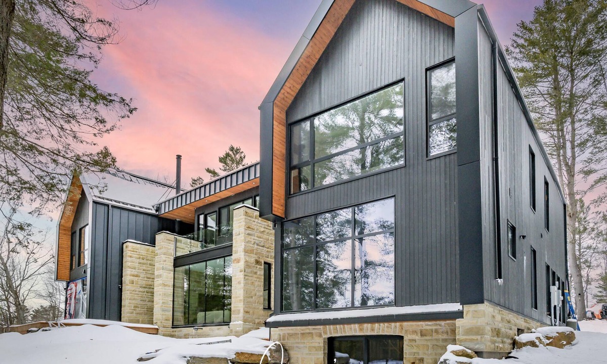 Seguin Cottage | 7 bed 7 bath cottage on Lake Joseph