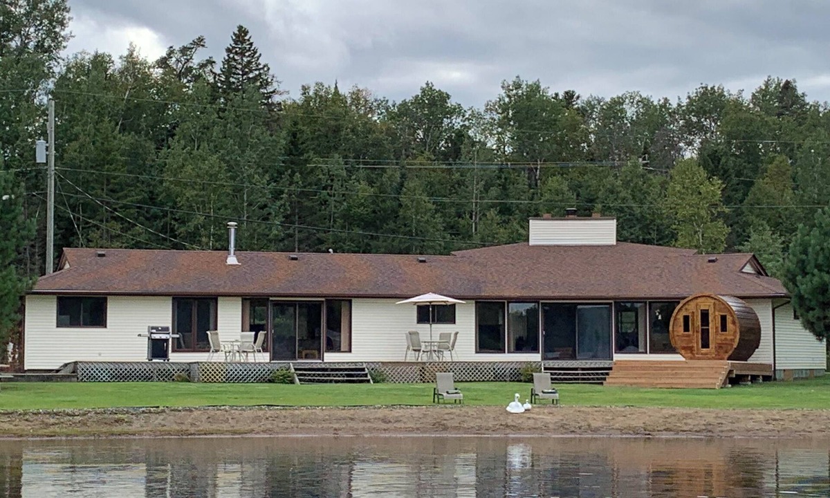 Kaministiquia House | 7-bed lakefront house with sauna, beach & boat launch — 15 min from Thunder Bay.