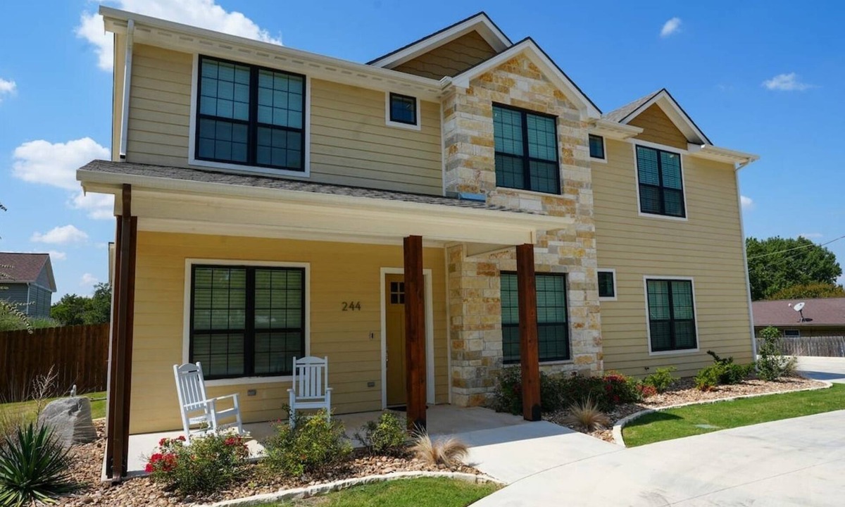 Stephenville House | 7 Bedroom 7.5 Bathroom Stephenville Villa