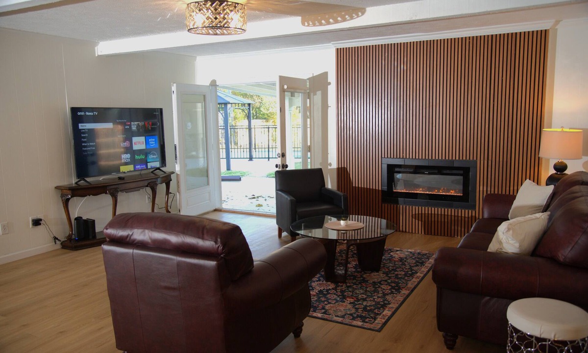 Murphy House | 7-bedroom huge house with pool, mini golf course, pickleball court & pool table.