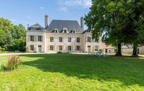 Marmagne House | 7 Bedroom Nice Home In Marmagne