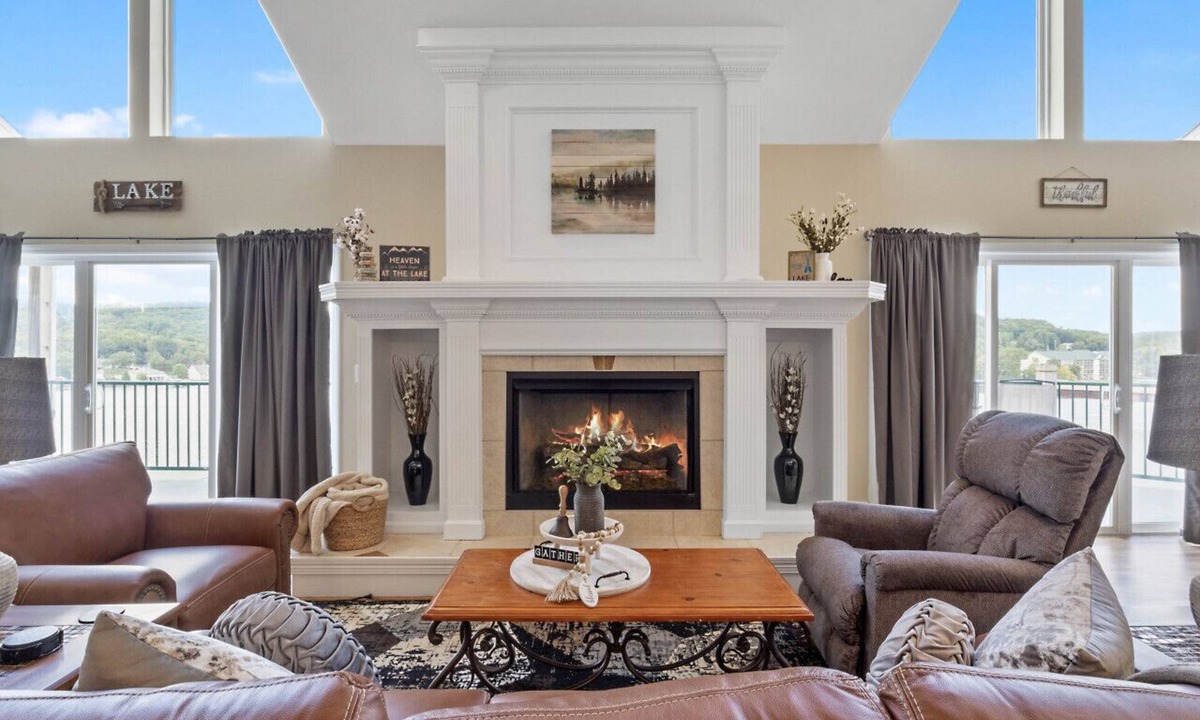 Camdenton Condo | 7 Bedroom Penthouse! - Pool Table & 2 Pools!
