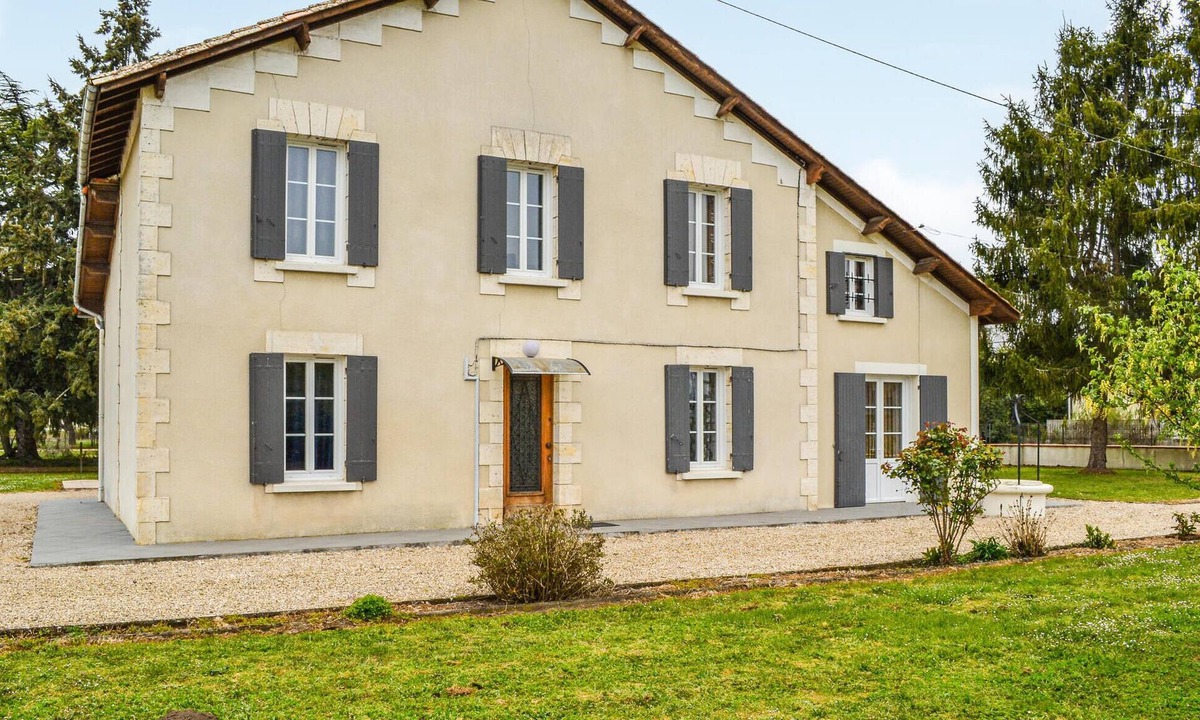 Coutras House | 7 bedroom pet friendly home in Coutras