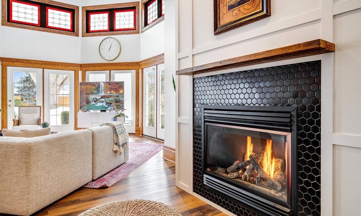 Ruthven House | 7 bedroom Retreat House with Pool and Hot Tub