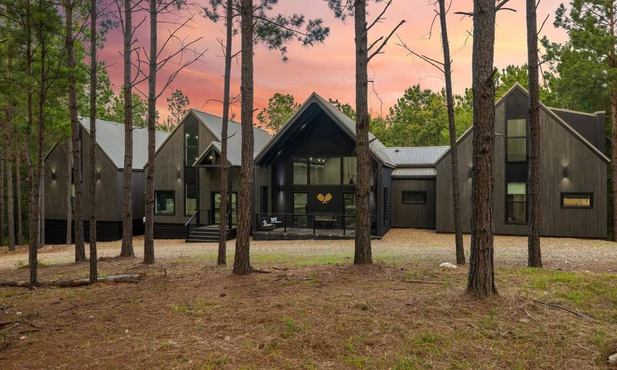 Hochatown Cabin | 7 Bedroom, Sleeps 23, Pickleball, Hot tub