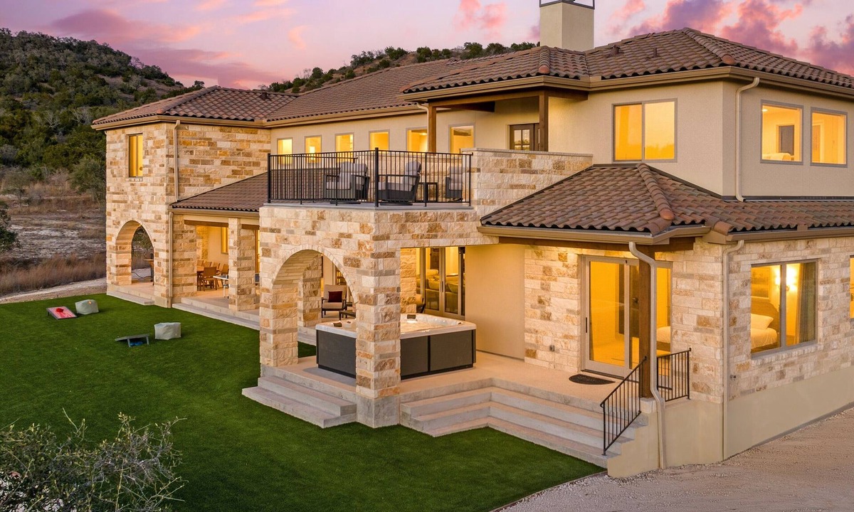 Comfort Villa | 7-bedroom Villa Sleeps 28 with Outdoor Theater