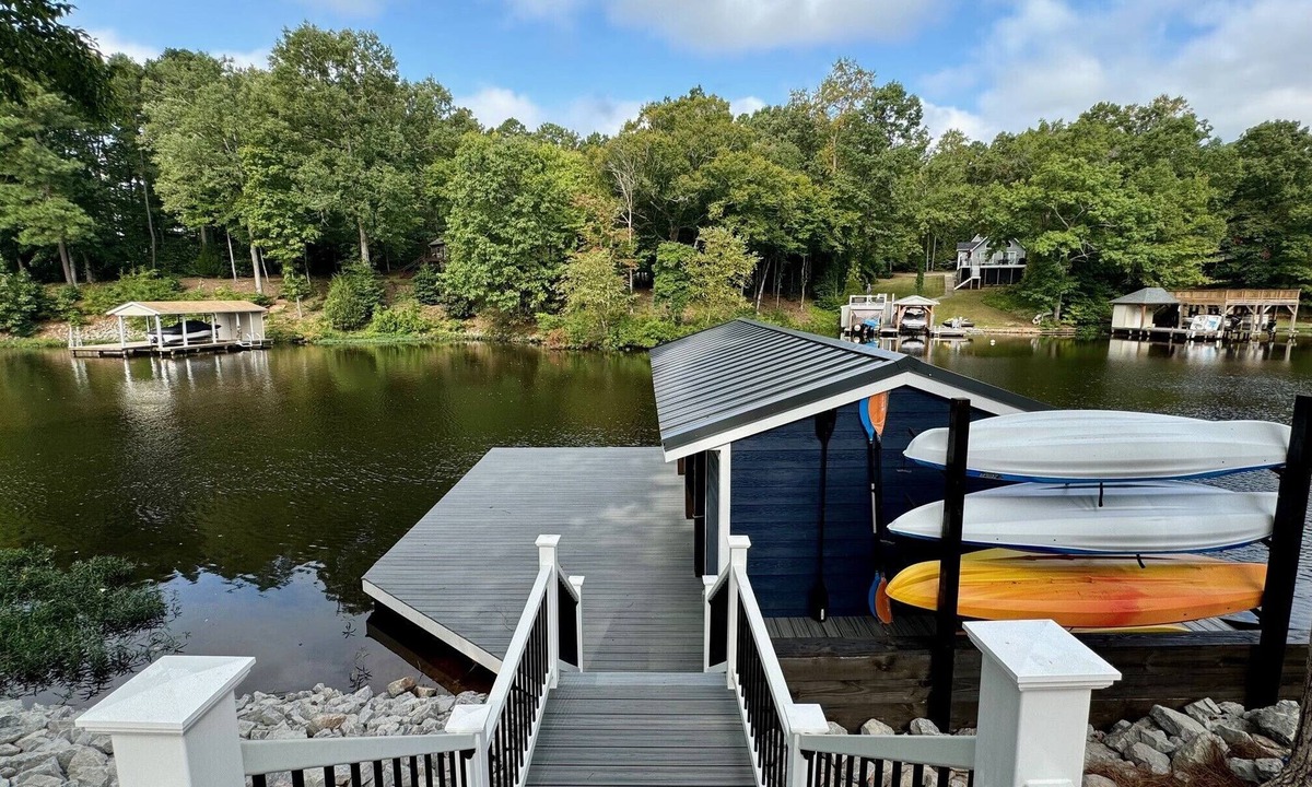 Bracey House | 7 Bedrooms-4 Kings, 7 Baths! Sleeps 20! Pool Table, Ping Pong & many water toys!