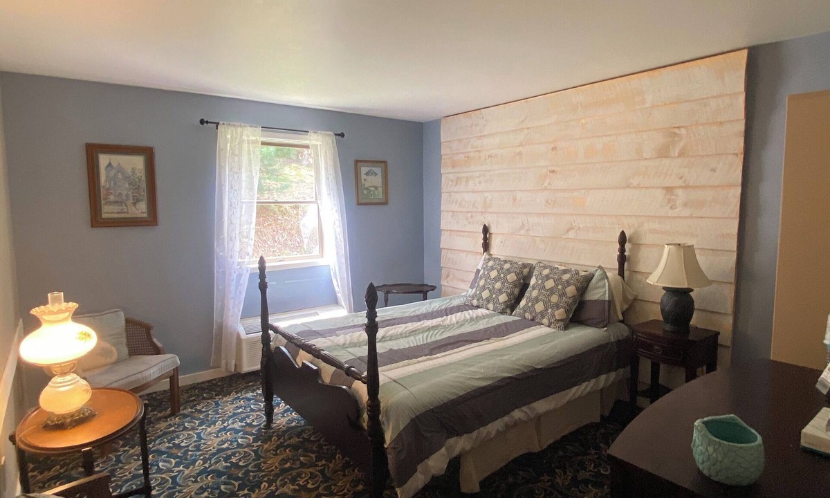 Cooksburg Apartment | 7- Blue Room