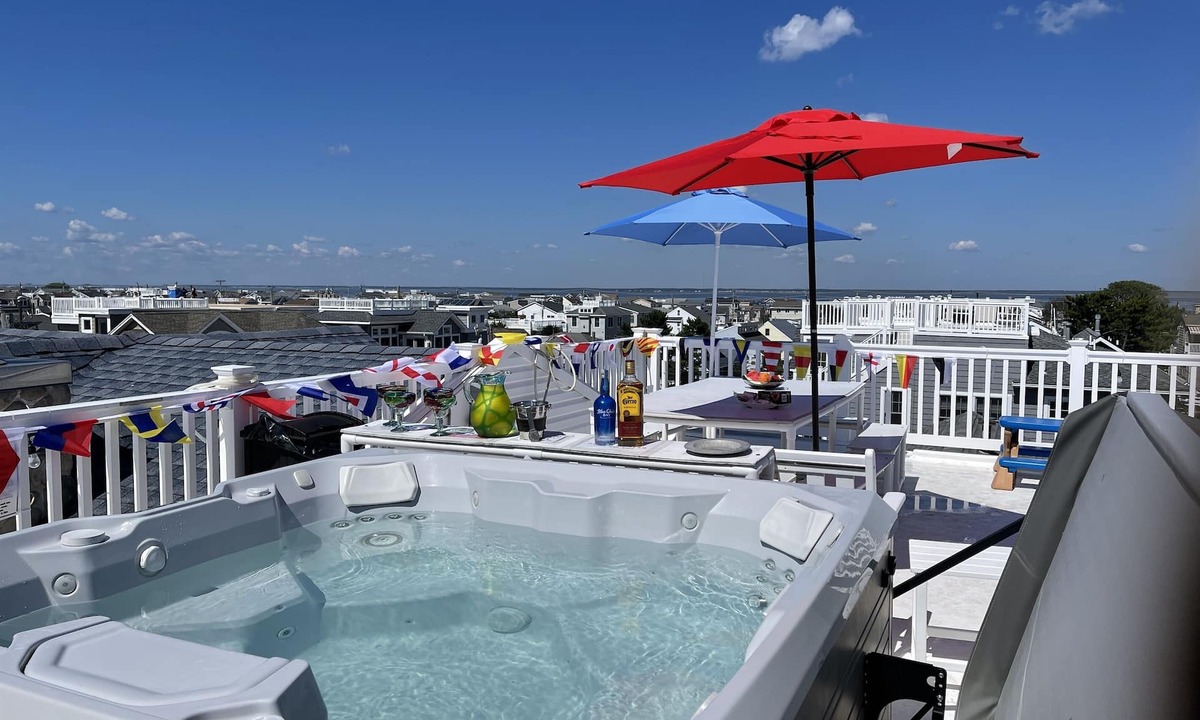 North Beach Haven House | 7 BRs w/Gourmet Kitchen & HotTub. Steps to Beach