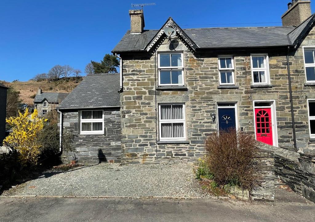 Dolwyddelan House | 7 Castle Terrace