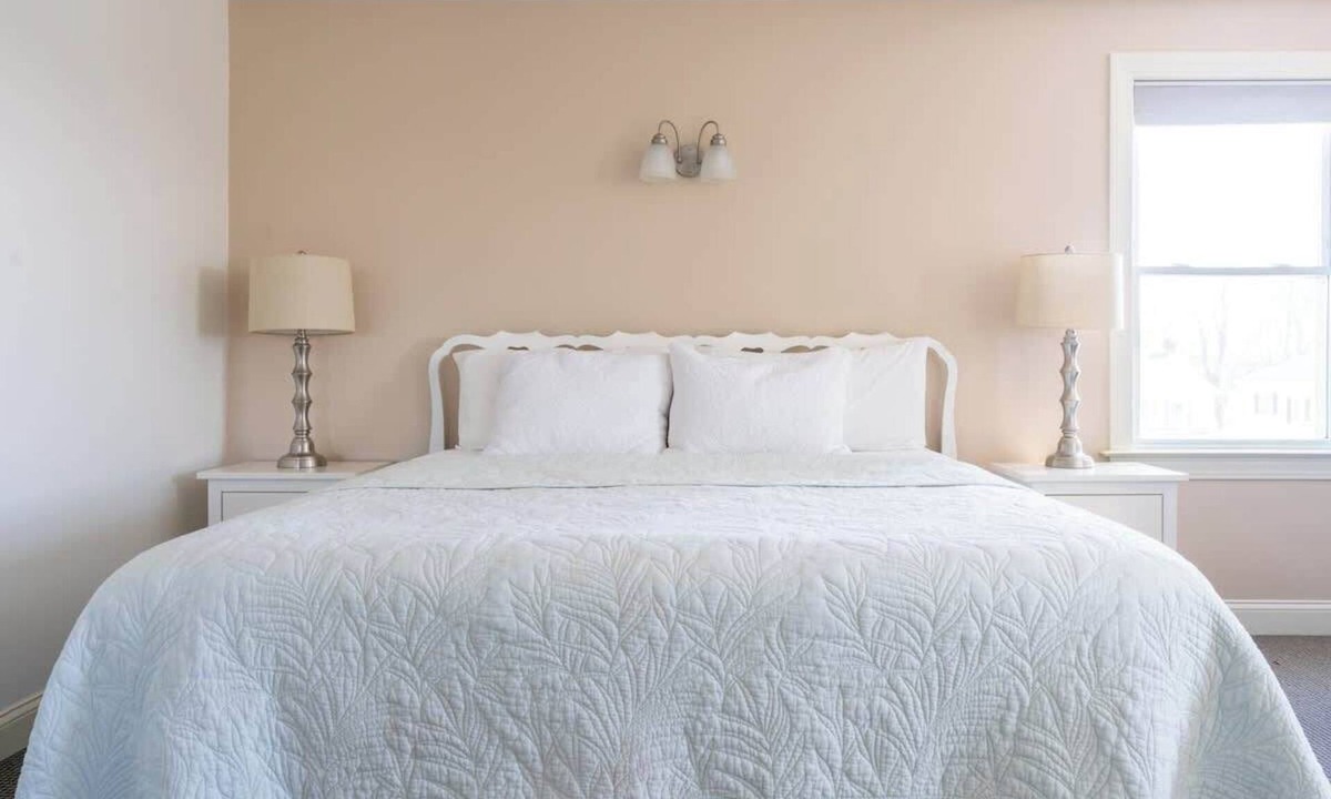 Middletown Hotel | #7 | Comfy Room w/King-bed