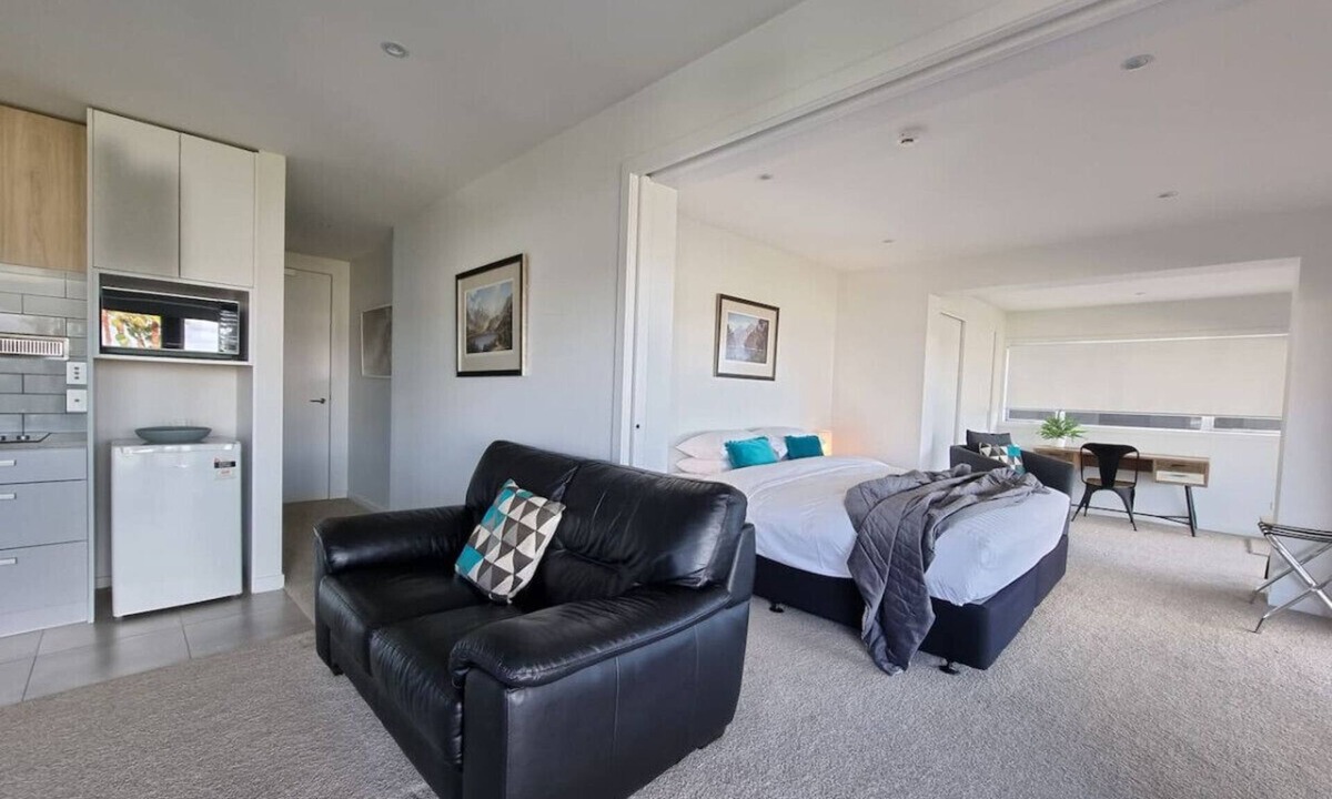 Castor Bay Apartment | 7 Commodore Parry Road
