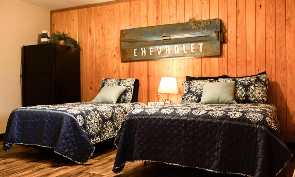 Uncertain House | #7 Gone Fishin'-Uncertain Lodge and Inn