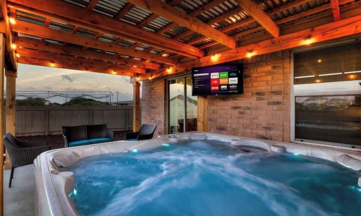 West San Antonio House | 7 mi Lackland BMT HotTub SeaWorld Bocce BIG Chess