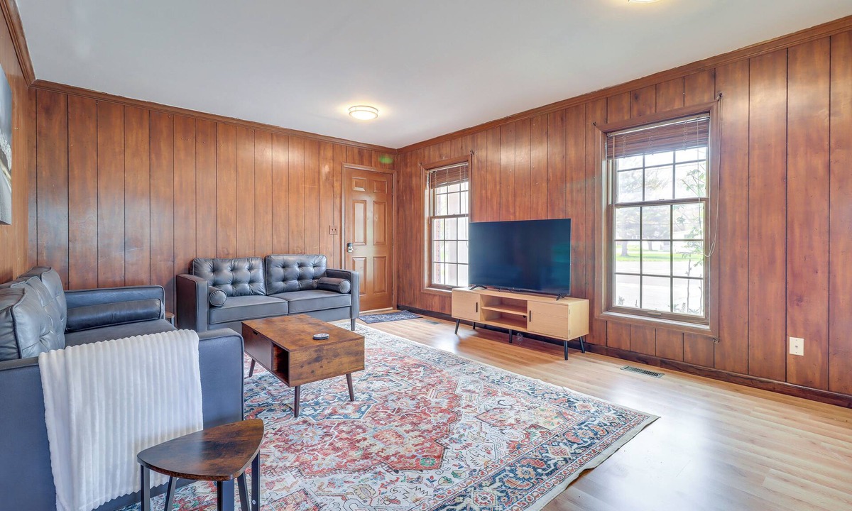 Bedford Apartment | 7 Mi to Downtown: Cozy West Toledo Apt w/Yard