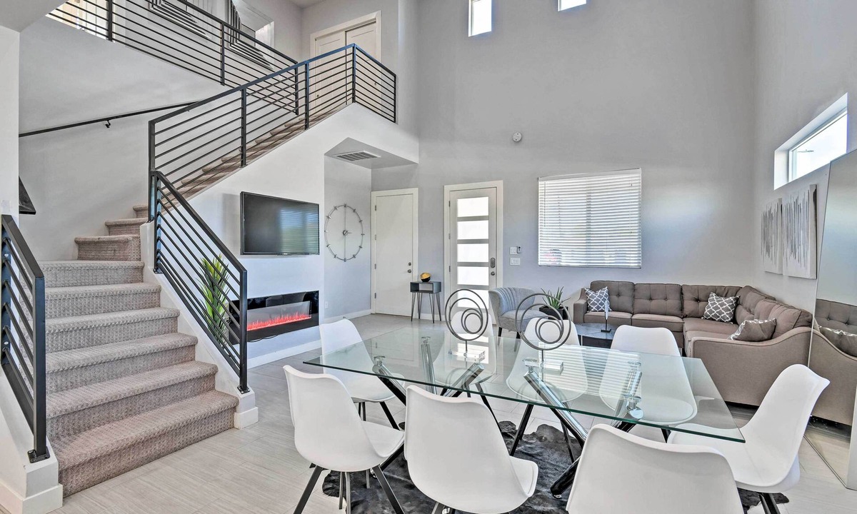 Alhambra House | 7 Mi to Dtwn Phoenix: Group-Friendly Getaway