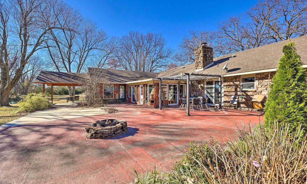 Rogers Villa | 7 Mi to Lake: Expansive Rogers Villa w/Pond!