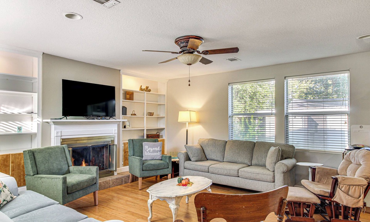 Navy Point House | 7 Mi to Pensacola Beach: Home w/Pet-Friendly Yard