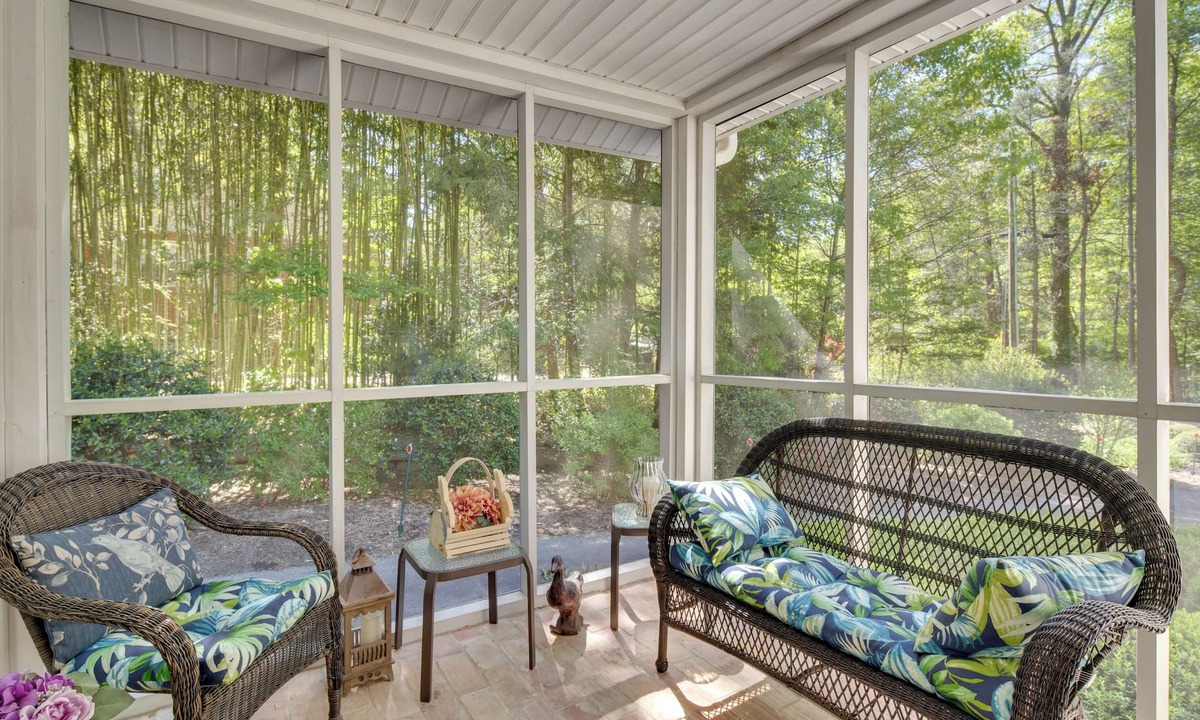 Royal Pines Cottage | 7 Mi to The Biltmore: 'Le Canard' Cottage w/Porch