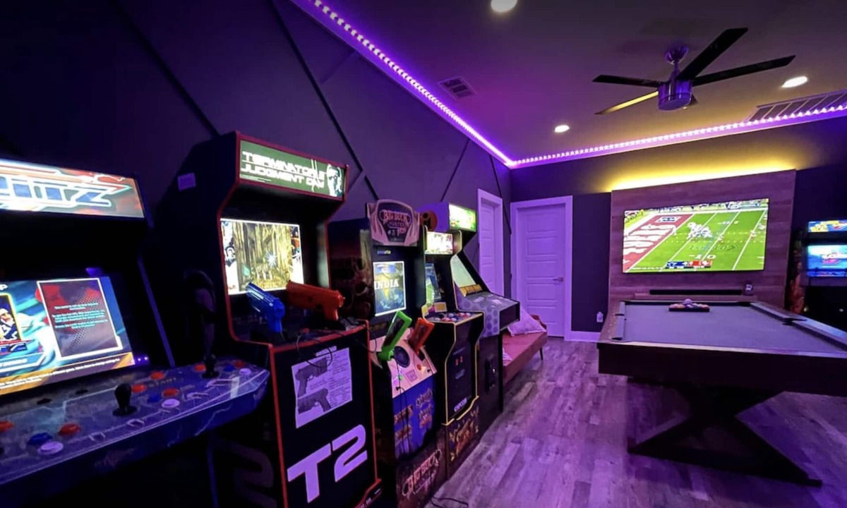 Cedar Crest House | 7 min Dtown | Arcade | Hot Tub | Pool |