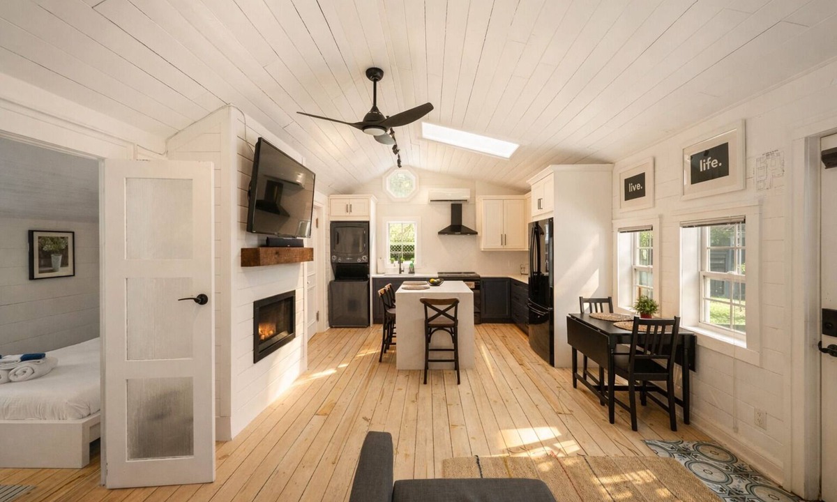 Crystal Beach House | 7-min Walk to the Beach! Hot Tub + Fire table