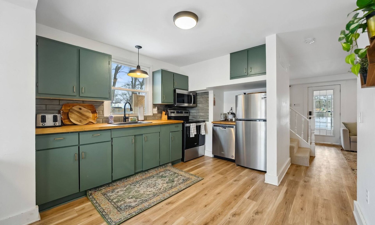 Crystal Beach House | 7 min Walk to the Beach! Palms Getaway w/Hot Tub!