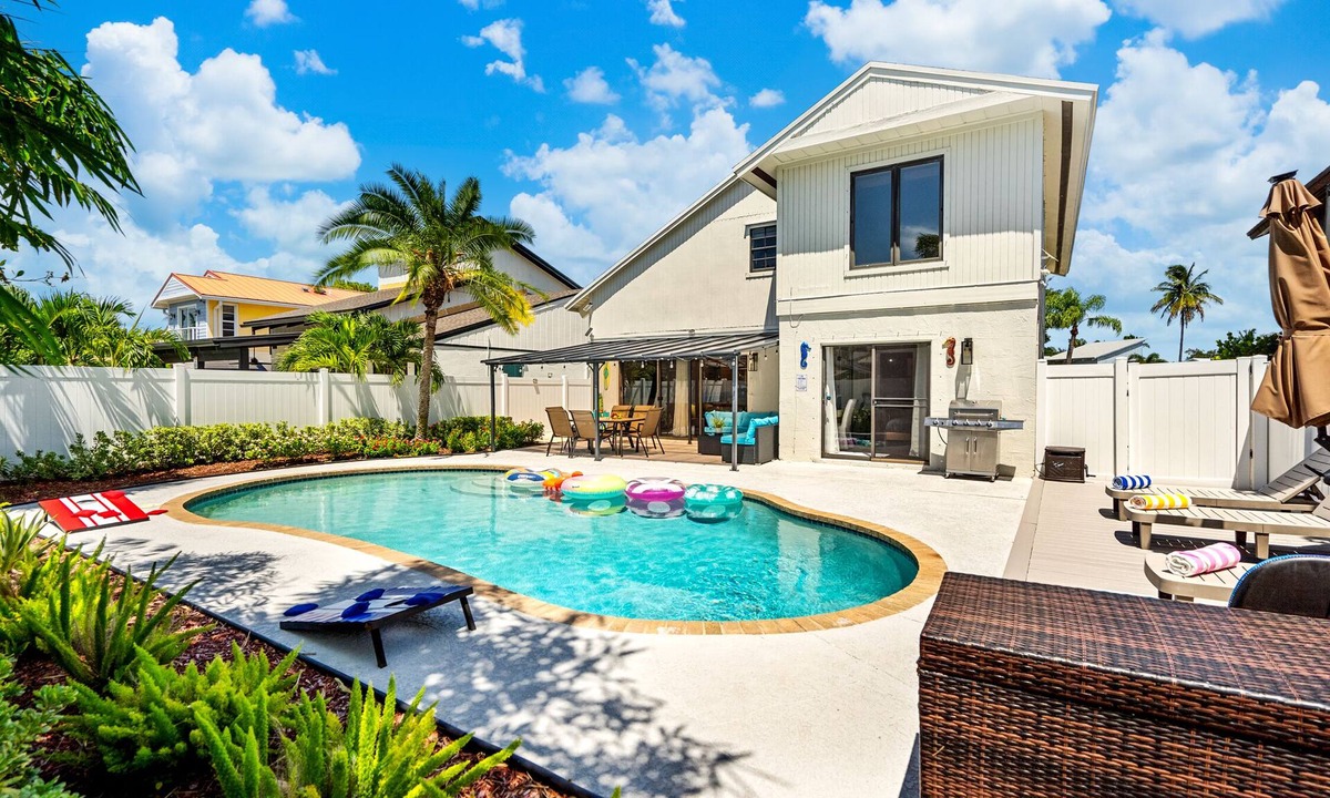 Delray Beach House | 7 Mins to Beach & Atlantic Ave Heated Pool Fun Backyard!
