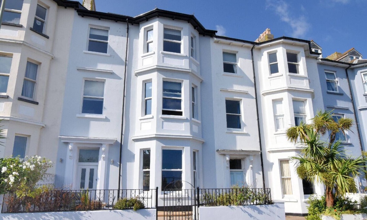 Seaton House | 7 SEAFIELD ROAD, pet friendly, with a garden in Seaton, Devon