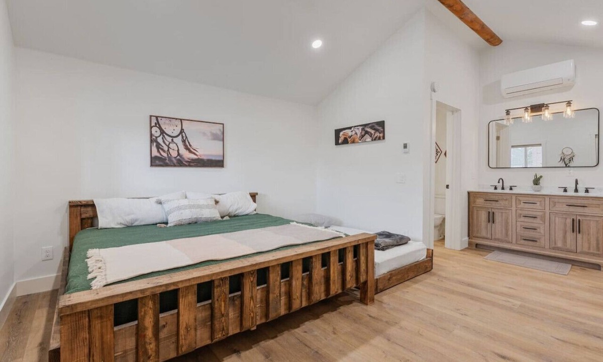 St. Charles Cabin | #7 Western Cabin w/AC, Fire Pit & BBQ!