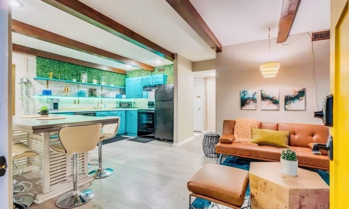 Johnson City House | 70’s Retro Milligan ETSU FirePit Gameroom KingQueen Pets Welcome