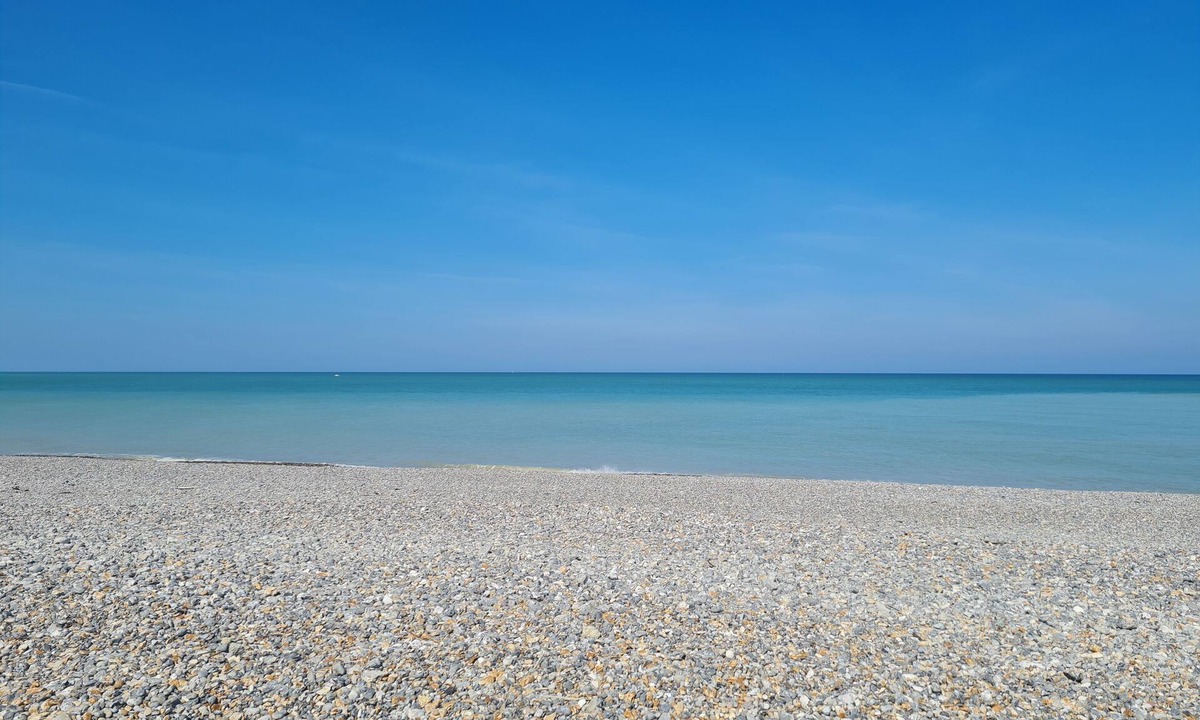 Mesnil-Val Apartment | 700 metres from the sea, apartment with large terrace and garden